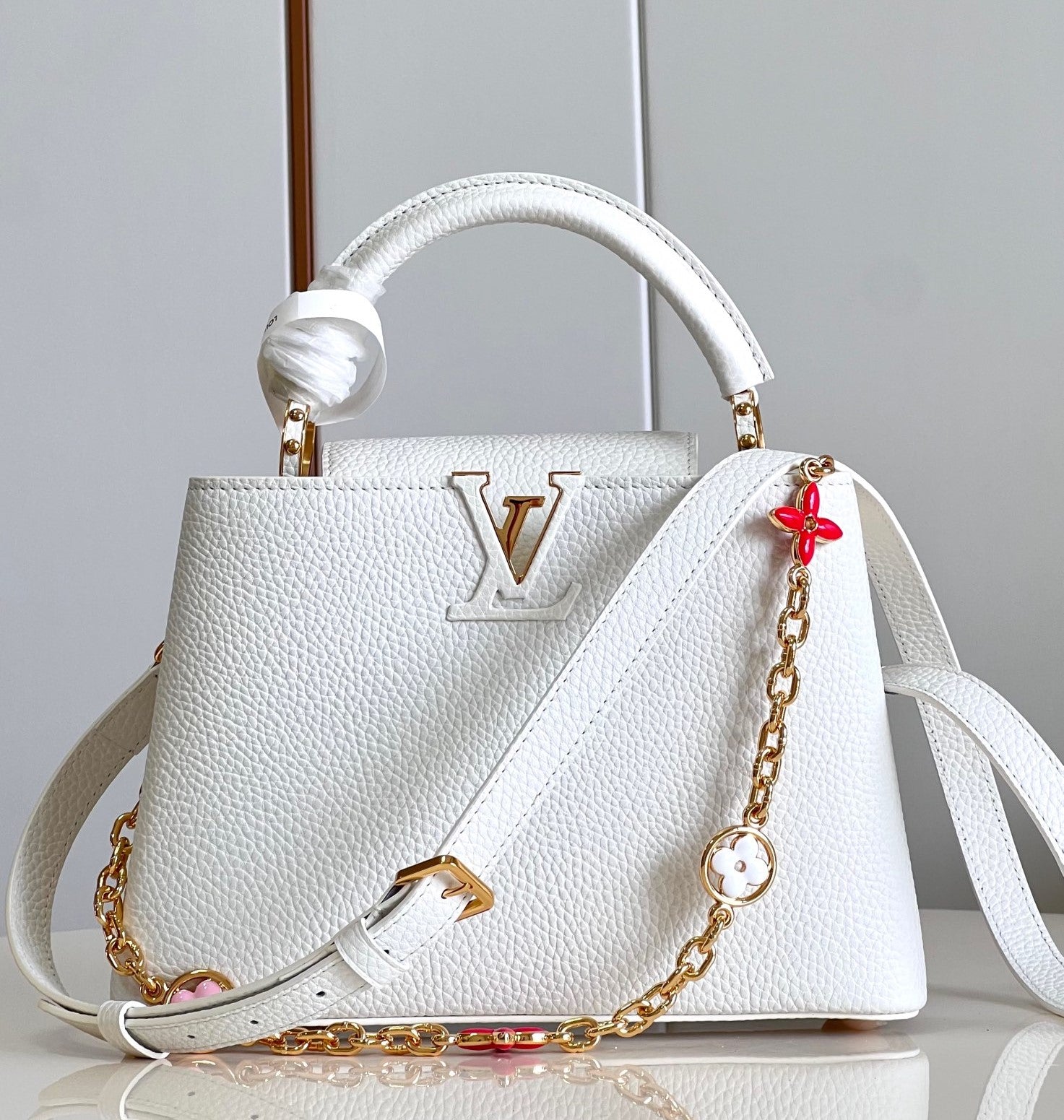 Louis Vuitton Capucines MM White Flower Strap - 31.5 x 20 x 11 cm